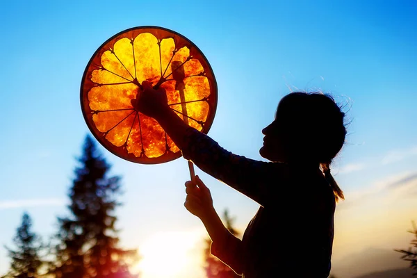 Bella Ragazza Sciamanica Che Gioca Sul Tamburo Telaio Sciamano Nella — Foto Stock