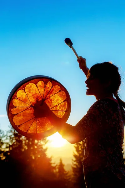 Mooi Sjamanistisch Meisje Spelen Sjamaan Frame Drum Natuur — Stockfoto