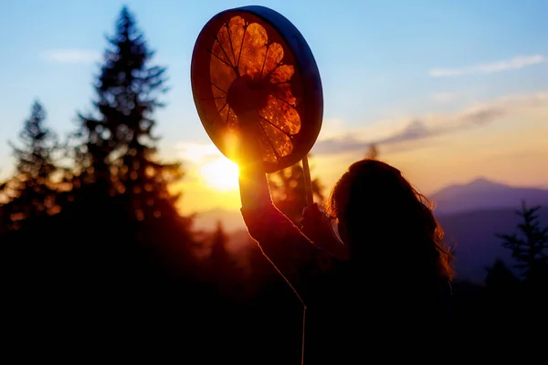 Bella Ragazza Sciamanica Che Gioca Sul Tamburo Telaio Sciamano Nella — Foto Stock