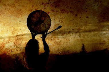 Şaman çerçeveli davul çalan güzel bir şaman kız, eski fotoğraf efekti.