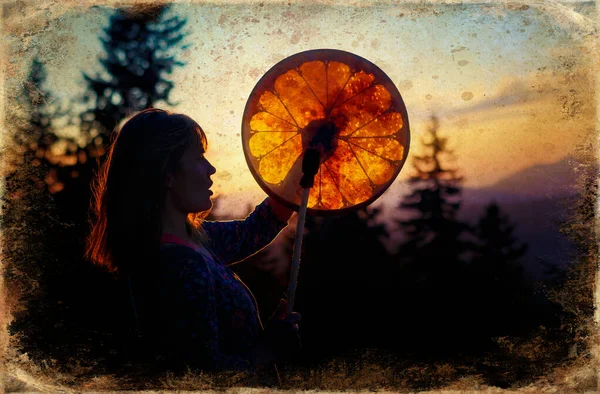 Hermosa Chica Chamánica Jugando Tambor Marco Chamán Naturaleza Viejo Efecto — Foto de Stock