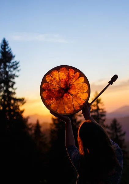 Mooi Sjamanistisch Meisje Spelen Sjamaan Frame Drum Natuur — Stockfoto