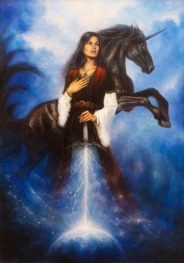 Tarihi elbiseli mistik kadın, elinde kılıcıyla yeryüzüne ışık saçıyor ve güçlü siyah tek boynuzlu atıyla eşlik ediyor.