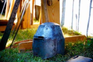 Orta yaş tarzı silahlar, şövalye zırhı parçaları.