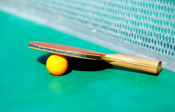 Oyun Ekipmanları Sarı Toplu Pingpong Masasının Detayları — Stok fotoğraf
