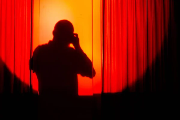 Silhouette Del Fotografo Sulla Cortina Arancione Scattare Foto — Foto Stock