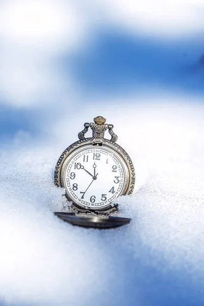 Historyczny Zegarek Zimowym Tle — Zdjęcie stockowe