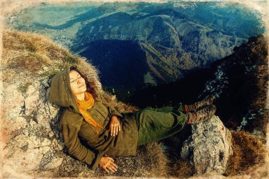 Güzel dağ manzarası ve kadın yürüyüş ayakkabıları, eski fotoğraf efektleri.