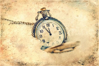 Saat 12 'ye beş var. Durma ve hayatın değerlerini anlama zamanı, eski fotoğraf efekti.