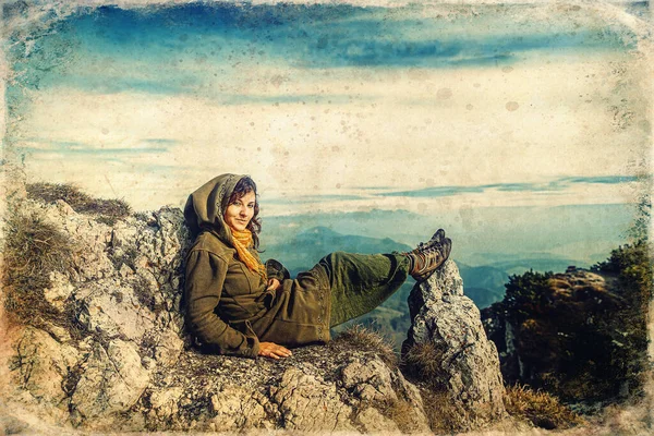 Mulher Relaxar Nas Montanhas Depois Uma Longa Caminhada Antigo Efeito — Fotografia de Stock