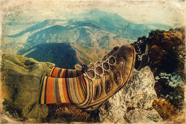 Piękny Krajobraz Górski Kobieta Buty Turystyczne Stary Efekt Fotograficzny — Zdjęcie stockowe