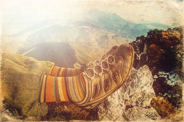 Hermoso Paisaje Montaña Zapatos Senderismo Mujer Efecto Foto Antigua —  Fotos de Stock