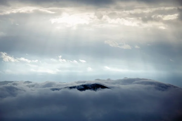 Όμορφα Πρωινά Βουνά Στην Ομίχλη Θερινά Βουνά — Φωτογραφία Αρχείου