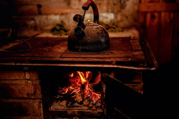 Vecchio Bollitore Sulla Stufa Fuoco Apertura — Foto Stock