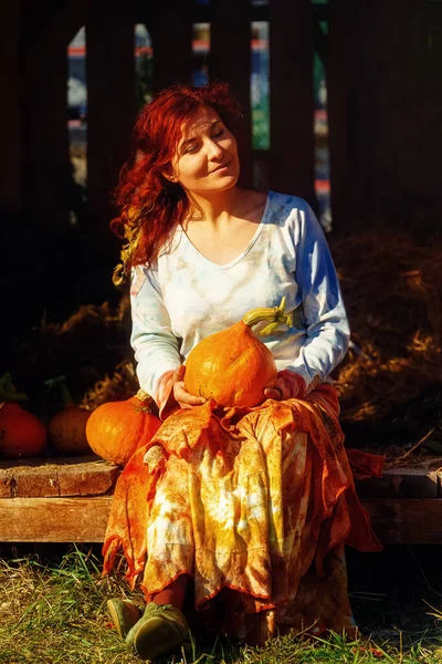 Woman Holding Hokaido Pumpkin Organic Permaculture Garden — Stock Photo, Image