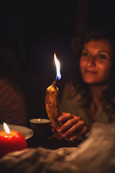 Queimar banana é uma vela. Menina de velas . — Fotografia de Stock