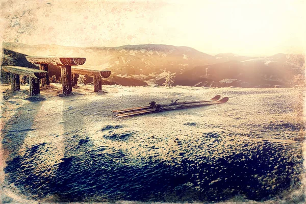Banco de madeira e céus na neve na paisagem de inverno velho efeito de foto . — Fotografia de Stock