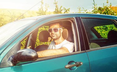 Çekici, zarif, arabadaki mutlu adam..