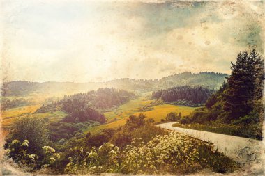 Dağlarda güzel yollar ve arka planda dağlar, eski fotoğraf efektleri.