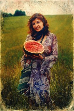 Karpuz elli güzel bir elbise giymiş bir kadın..