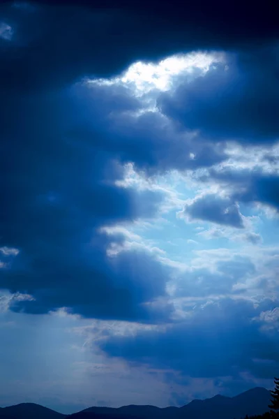 푸른 하늘, 하늘 배경을 이루는 일몰 구름. — 스톡 사진