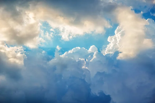 Nuvens de pôr do sol com céu azul, céu nuvem fundo. — Fotografia de Stock