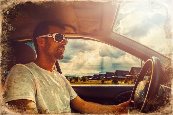Atractivo hombre feliz elegante en un coche, viejo efecto de foto . —  Fotos de Stock