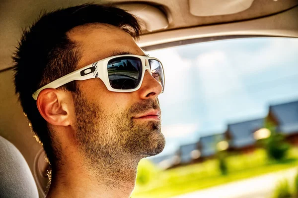 Atractivo hombre feliz elegante en un coche . —  Fotos de Stock