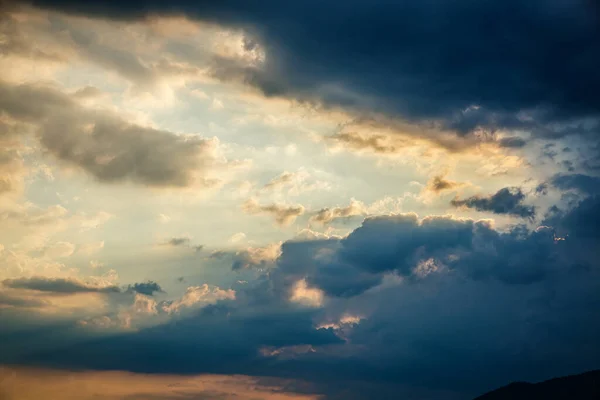 Sonnenuntergang Wolken mit blauem Himmel, Himmel Wolkenhintergrund. — Stockfoto