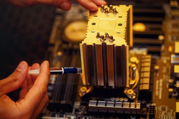 Reparateur repariert den Computer, Entfernen der Computermotherboard. — Stockfoto