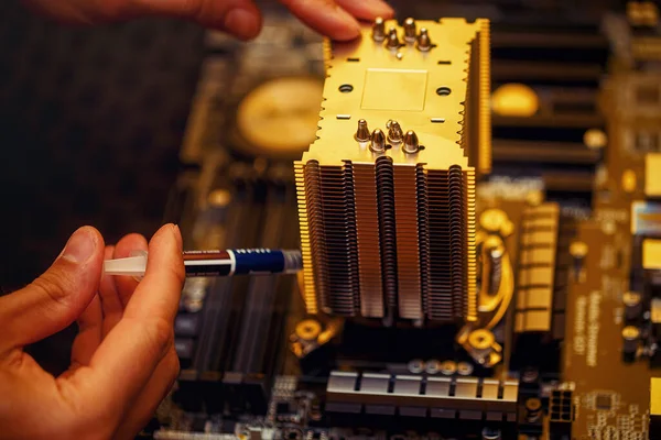 Reparador repara la computadora, quitando la placa base de la computadora . —  Fotos de Stock