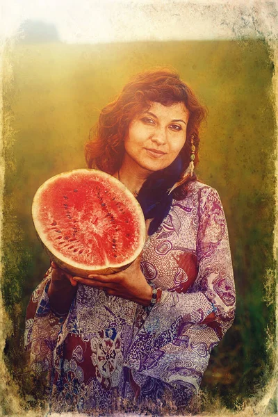 Mujer con manos de melón en hermoso vestido ornamental . —  Fotos de Stock