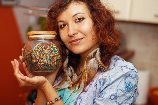 Frau in der Küche mit einer Tasse trockener Minze, — Stockfoto