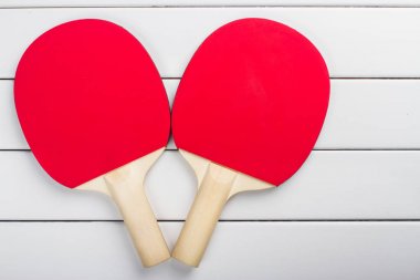 ping pong raketleri topları görünümü beyaz arka plan yukarıda