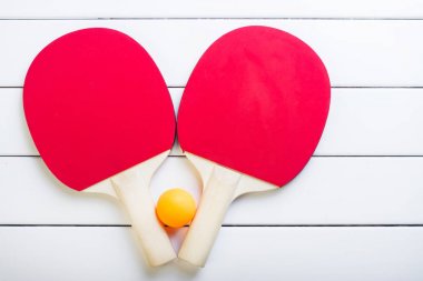 ping pong raketleri topları görünümü beyaz arka plan yukarıda