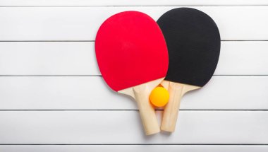 ping pong raketleri topları görünümü beyaz arka plan yukarıda