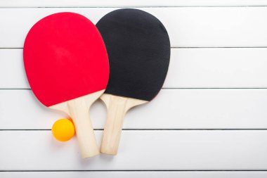 ping pong raketleri topları görünümü beyaz arka plan yukarıda