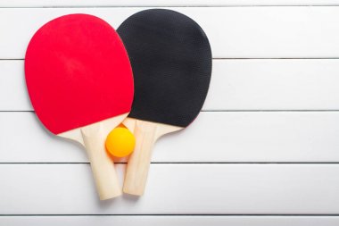ping pong raketleri topları görünümü beyaz arka plan yukarıda