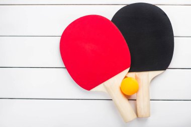 ping pong raketleri topları görünümü beyaz arka plan yukarıda