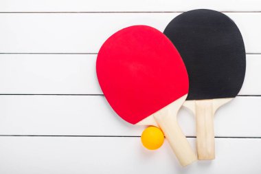 ping pong raketleri topları görünümü beyaz arka plan yukarıda