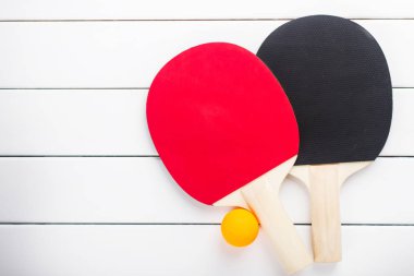 ping pong raketleri topları görünümü beyaz arka plan yukarıda