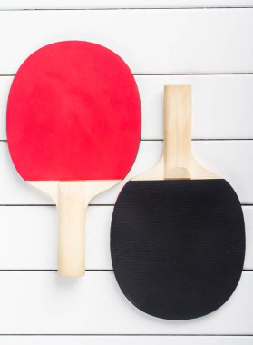 ping pong raketleri topları görünümü beyaz arka plan yukarıda