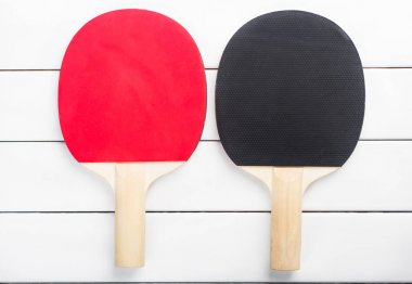 ping pong raketleri topları görünümü beyaz arka plan yukarıda