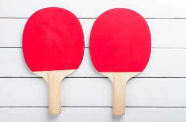 ping pong raketleri topları görünümü beyaz arka plan yukarıda