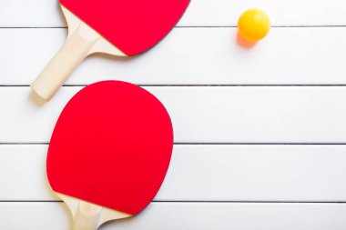 ping pong raketleri topları görünümü beyaz arka plan yukarıda