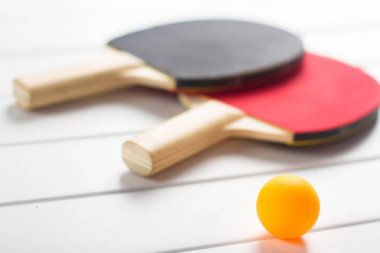 ping pong raketleri topları görünümü beyaz arka plan yukarıda
