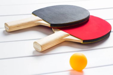 ping pong raketleri topları görünümü beyaz arka plan yukarıda