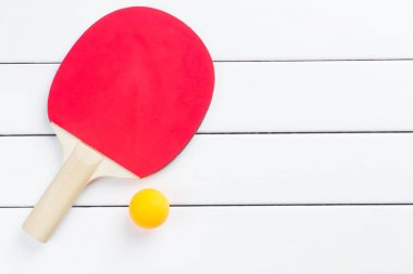 ping pong raketleri topları görünümü beyaz arka plan yukarıda