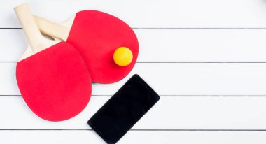 ping pong raketleri topları görünümü beyaz arka plan yukarıda