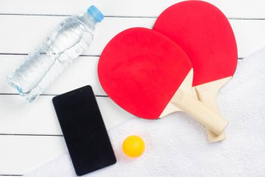 ping pong raketleri topları görünümü beyaz arka plan yukarıda